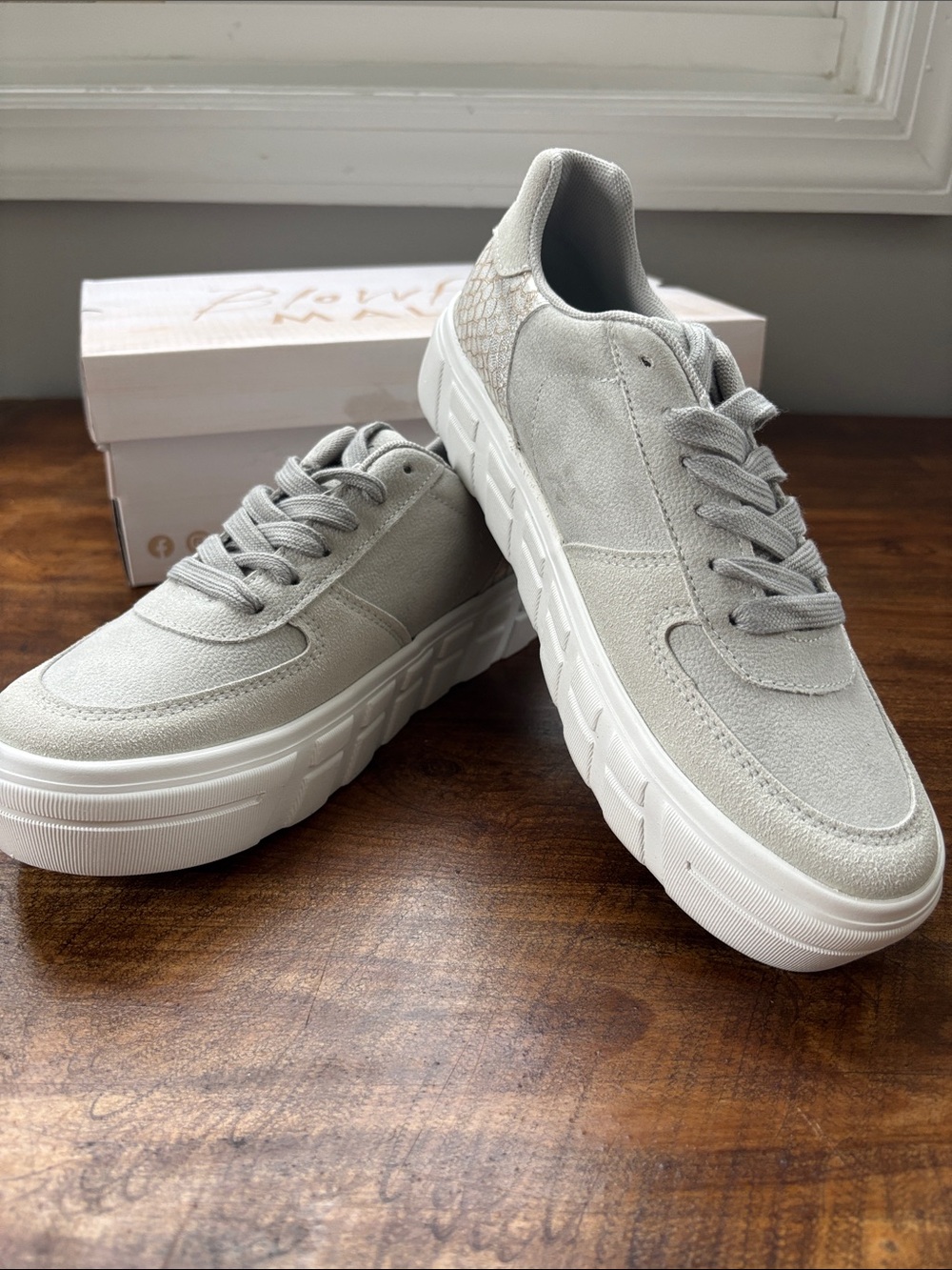 New in Box Blowfish Malibu Sideout Platform Sneakers – Vapor Gray